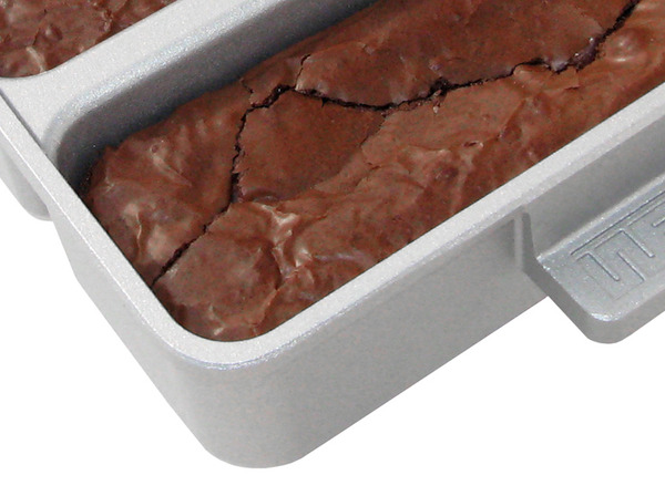 Nonstick Edge Brownie Pan - The Curated Crave